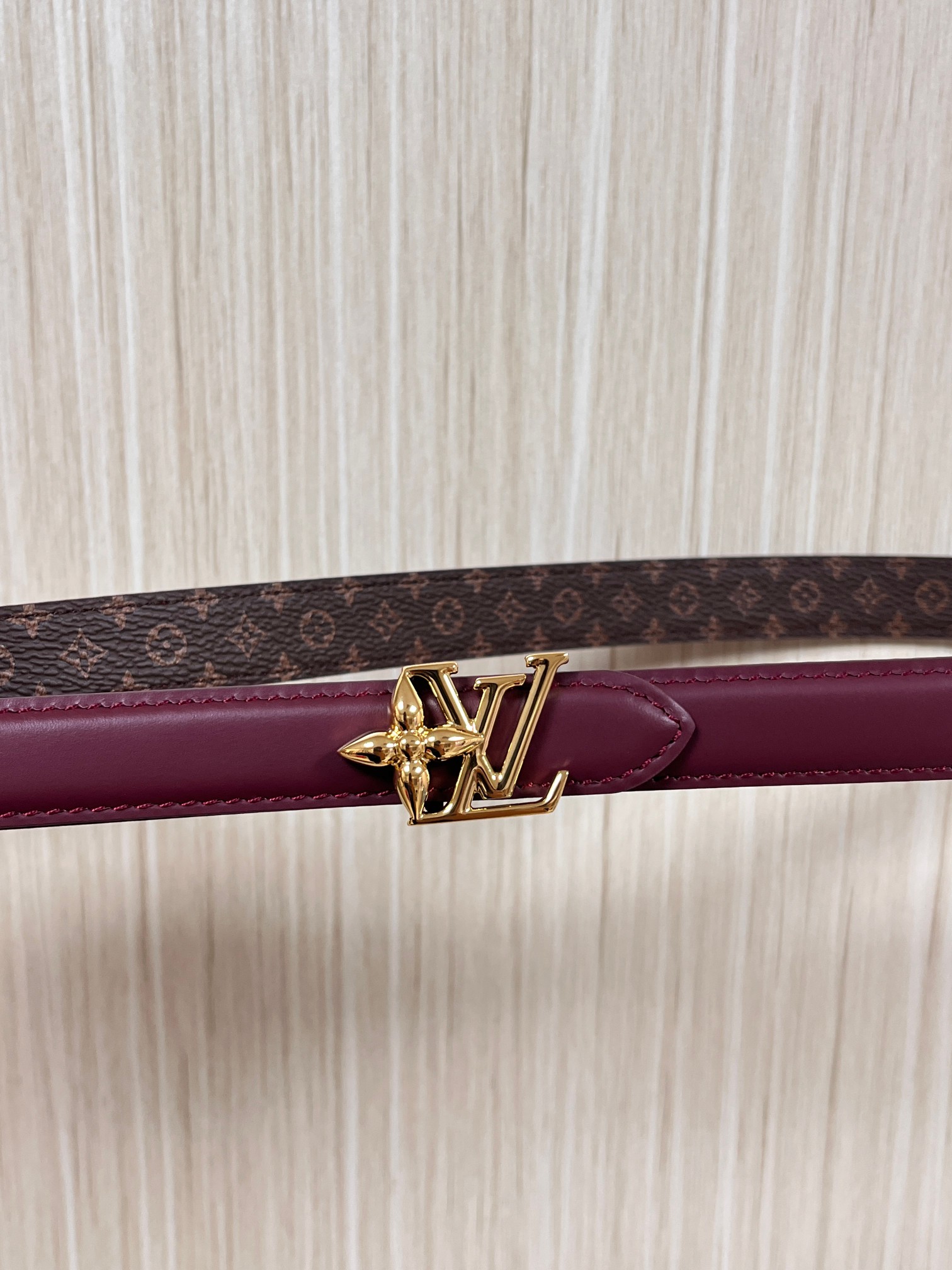 当季新款，双面腰带以华美皮革和标志性Monogram 帆布演绎两式风范，为纤细构型融入耀目LV Init