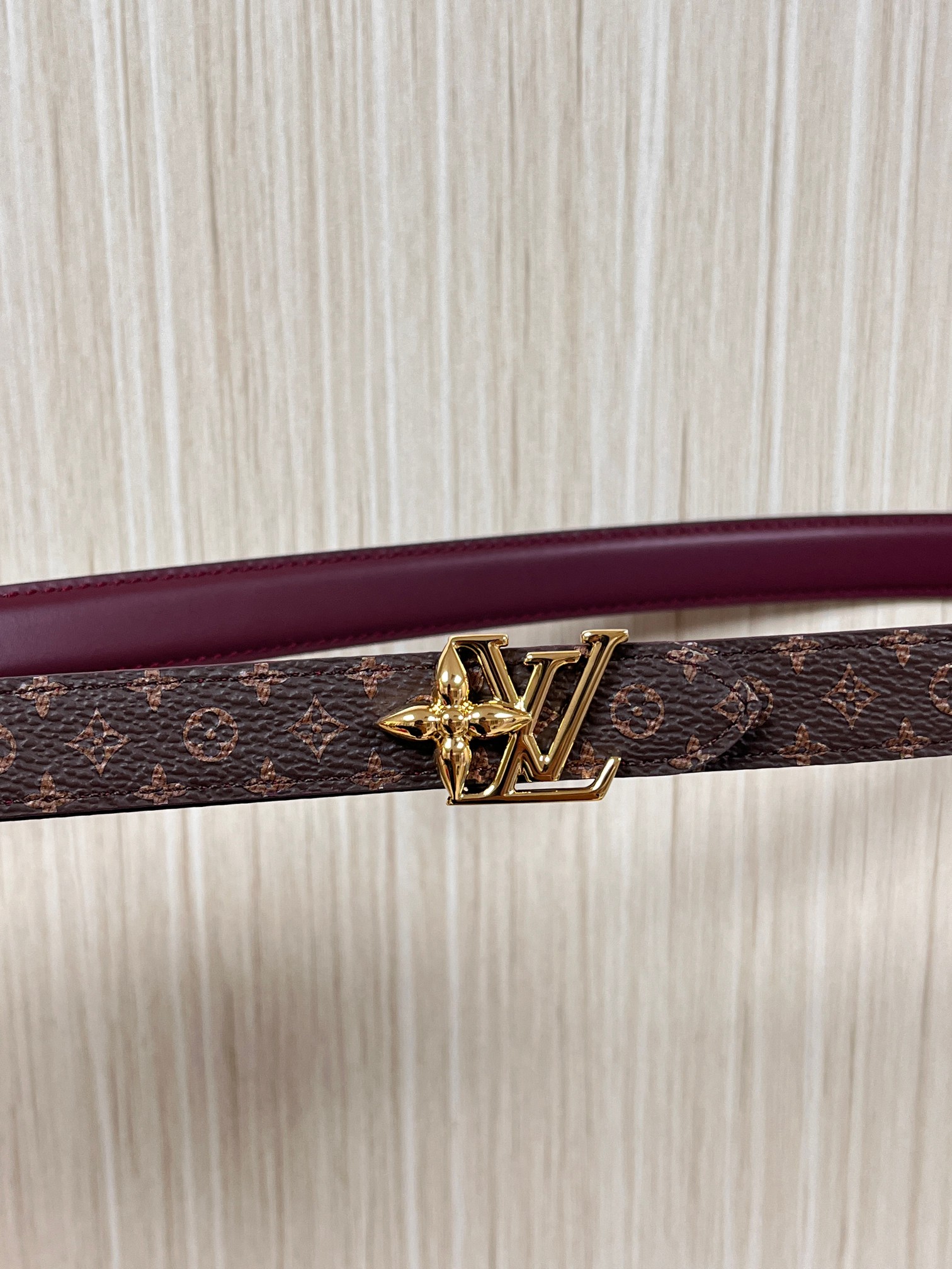 当季新款，双面腰带以华美皮革和标志性Monogram 帆布演绎两式风范，为纤细构型融入耀目LV Init