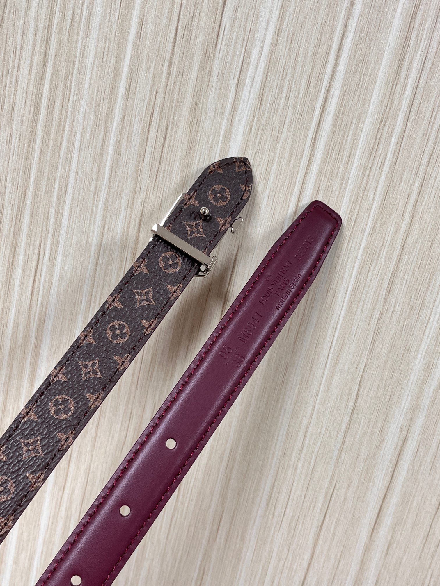 当季新款，双面腰带以华美皮革和标志性Monogram 帆布演绎两式风范，为纤细构型融入耀目LV Init