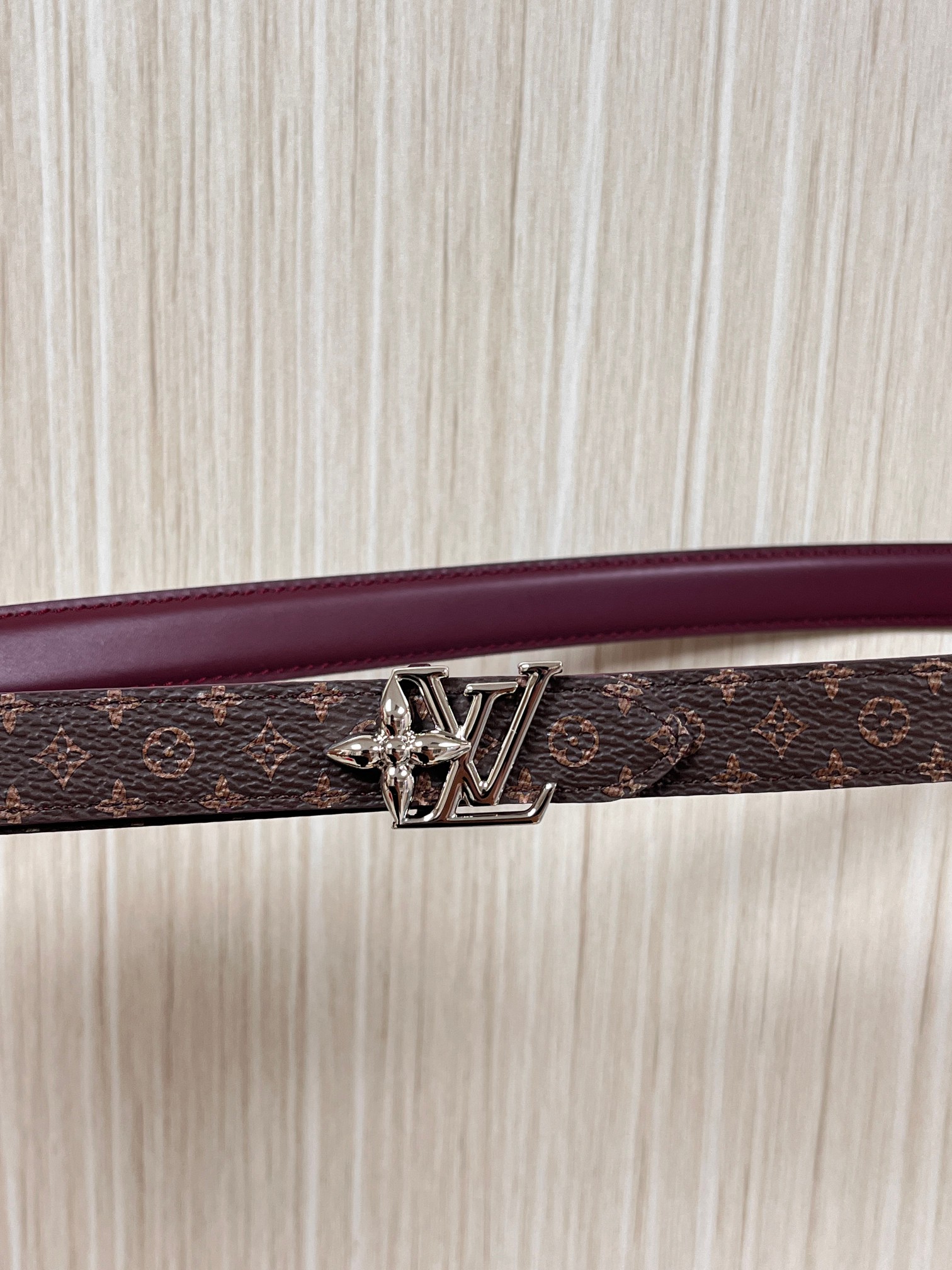 当季新款，双面腰带以华美皮革和标志性Monogram 帆布演绎两式风范，为纤细构型融入耀目LV Init