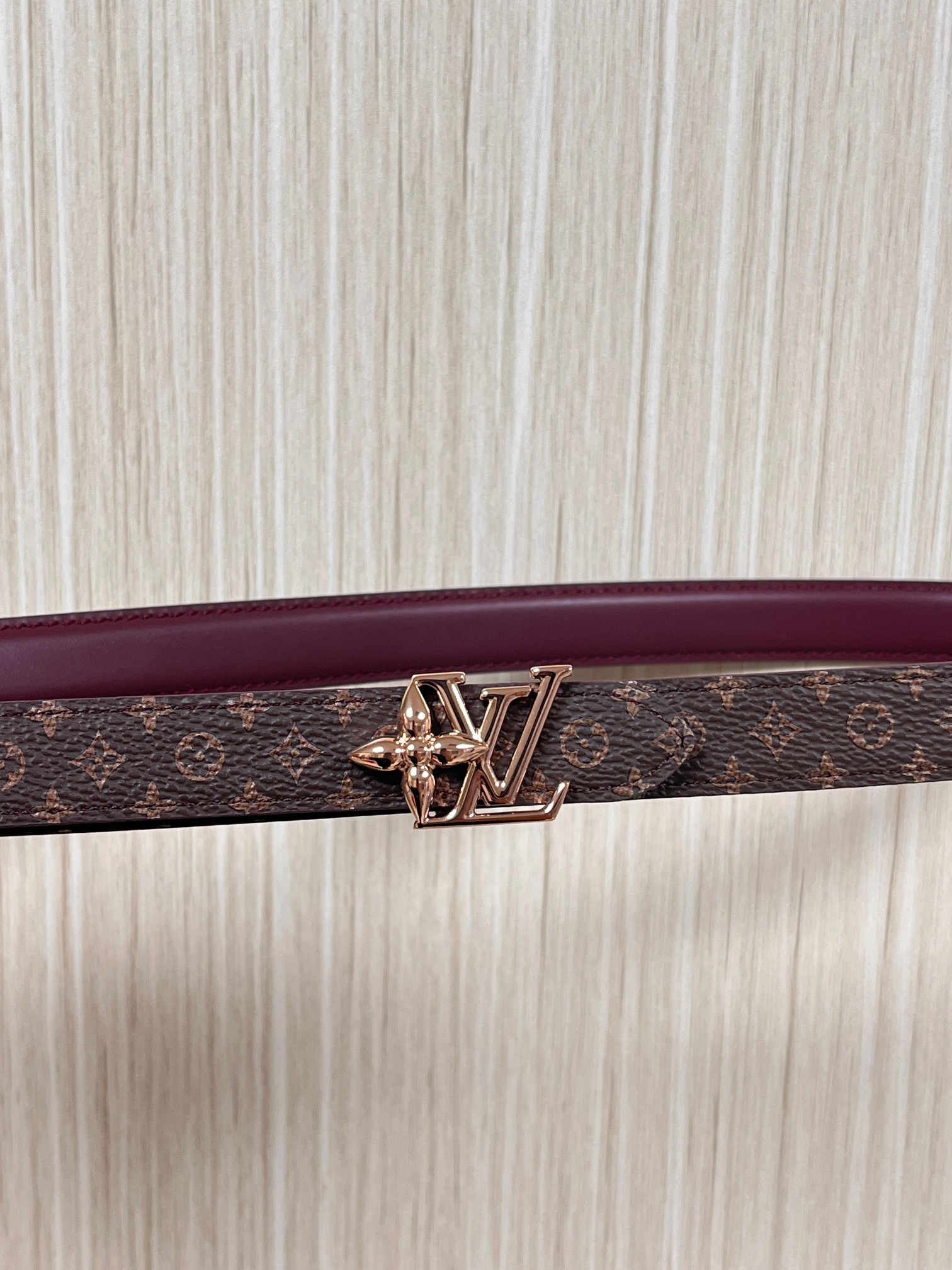 当季新款，双面腰带以华美皮革和标志性Monogram 帆布演绎两式风范，为纤细构型融入耀目LV Init