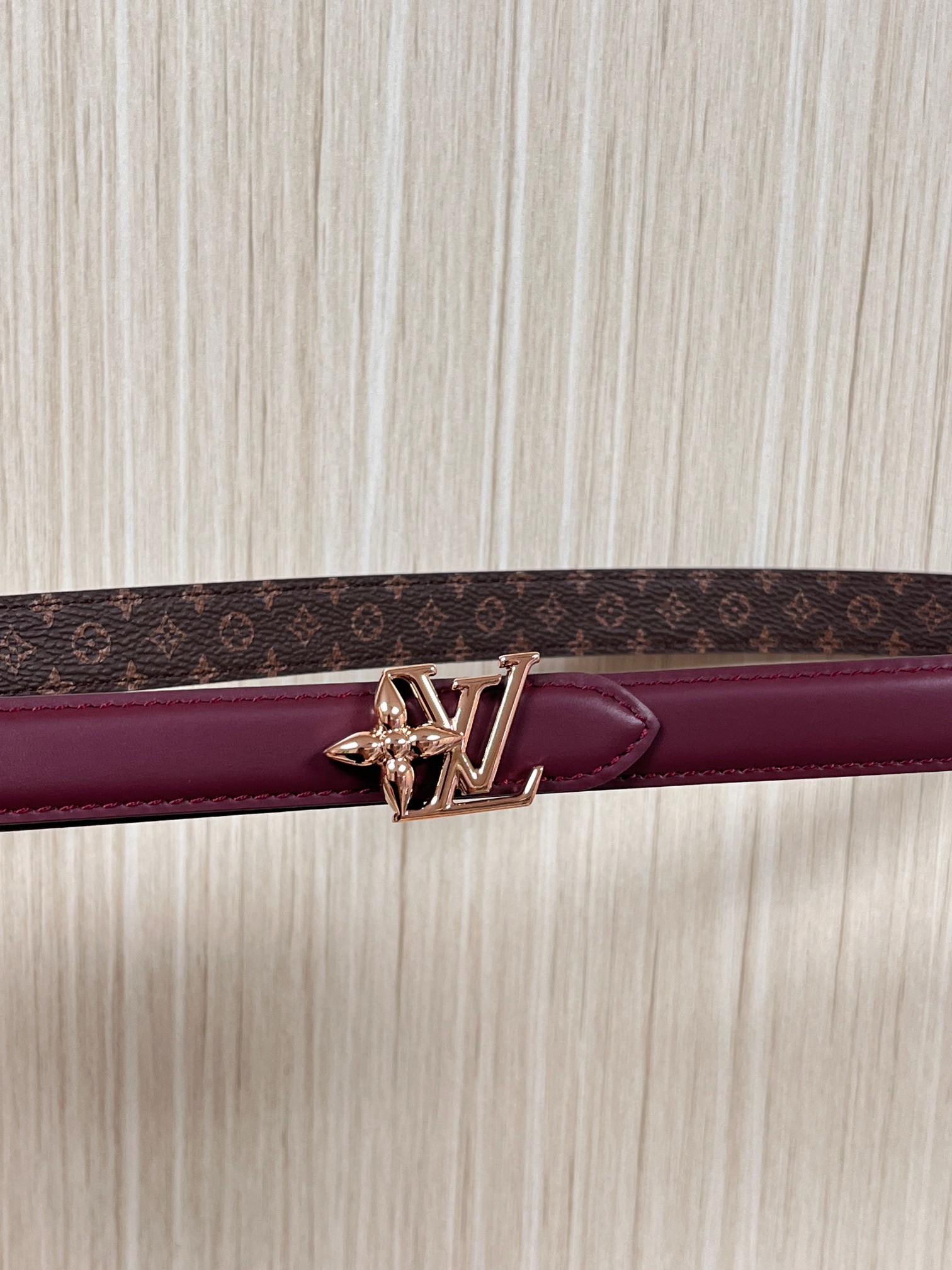 当季新款，双面腰带以华美皮革和标志性Monogram 帆布演绎两式风范，为纤细构型融入耀目LV Init