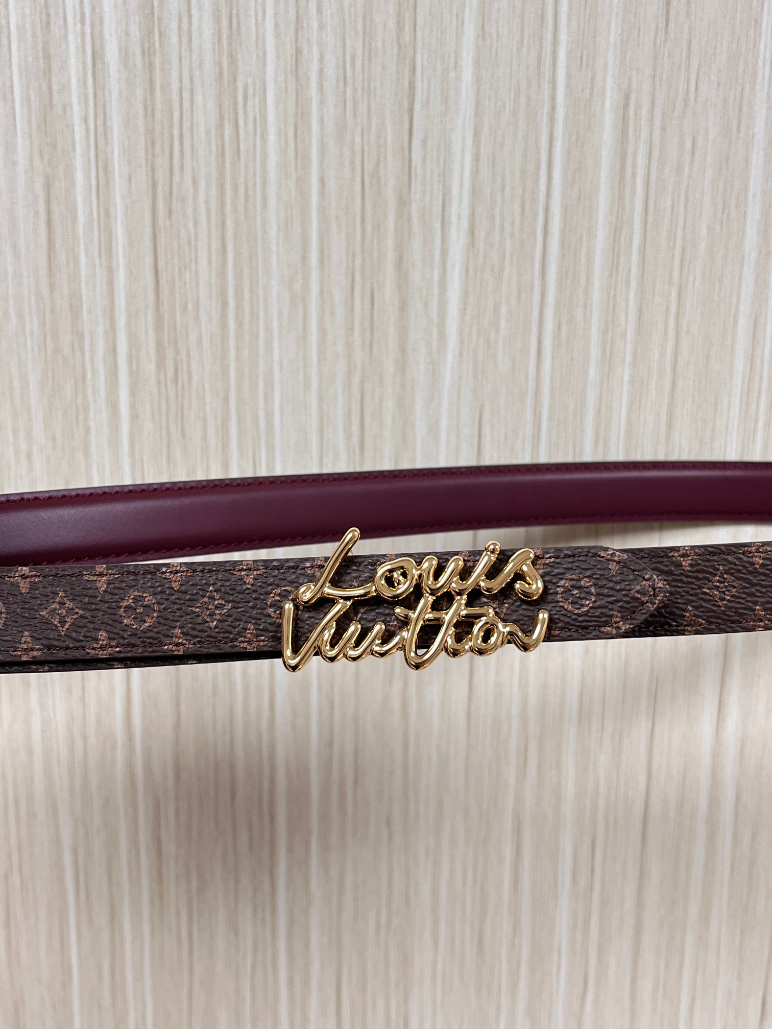 当季新款，双面腰带以华美皮革和标志性Monogram 帆布演绎两式风范，为纤细构型融入耀目LV Init