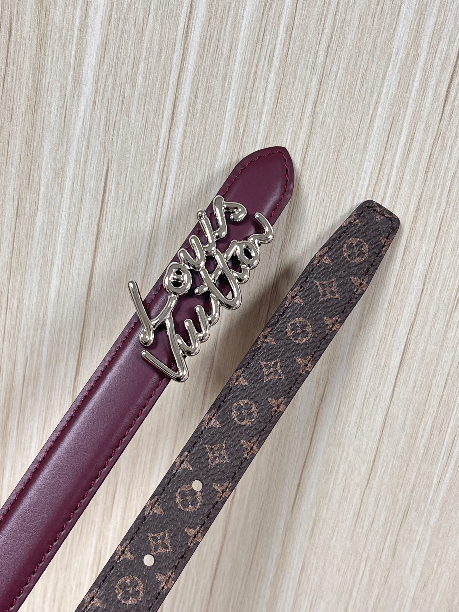 当季新款，双面腰带以华美皮革和标志性Monogram 帆布演绎两式风范，为纤细构型融入耀目LV Init