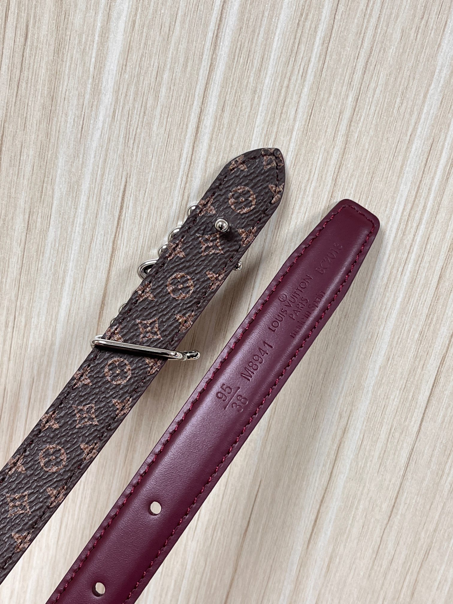 当季新款，双面腰带以华美皮革和标志性Monogram 帆布演绎两式风范，为纤细构型融入耀目LV Init