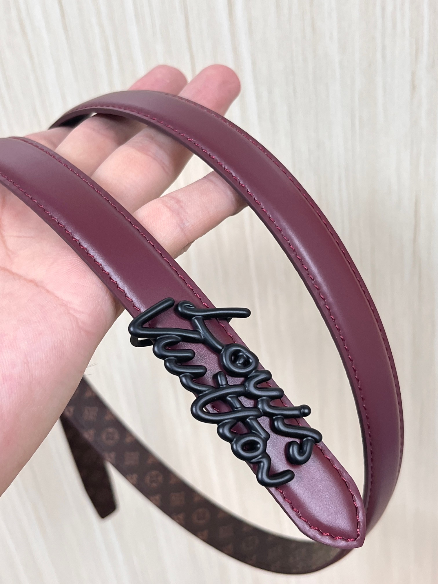 当季新款，双面腰带以华美皮革和标志性Monogram 帆布演绎两式风范，为纤细构型融入耀目LV Init