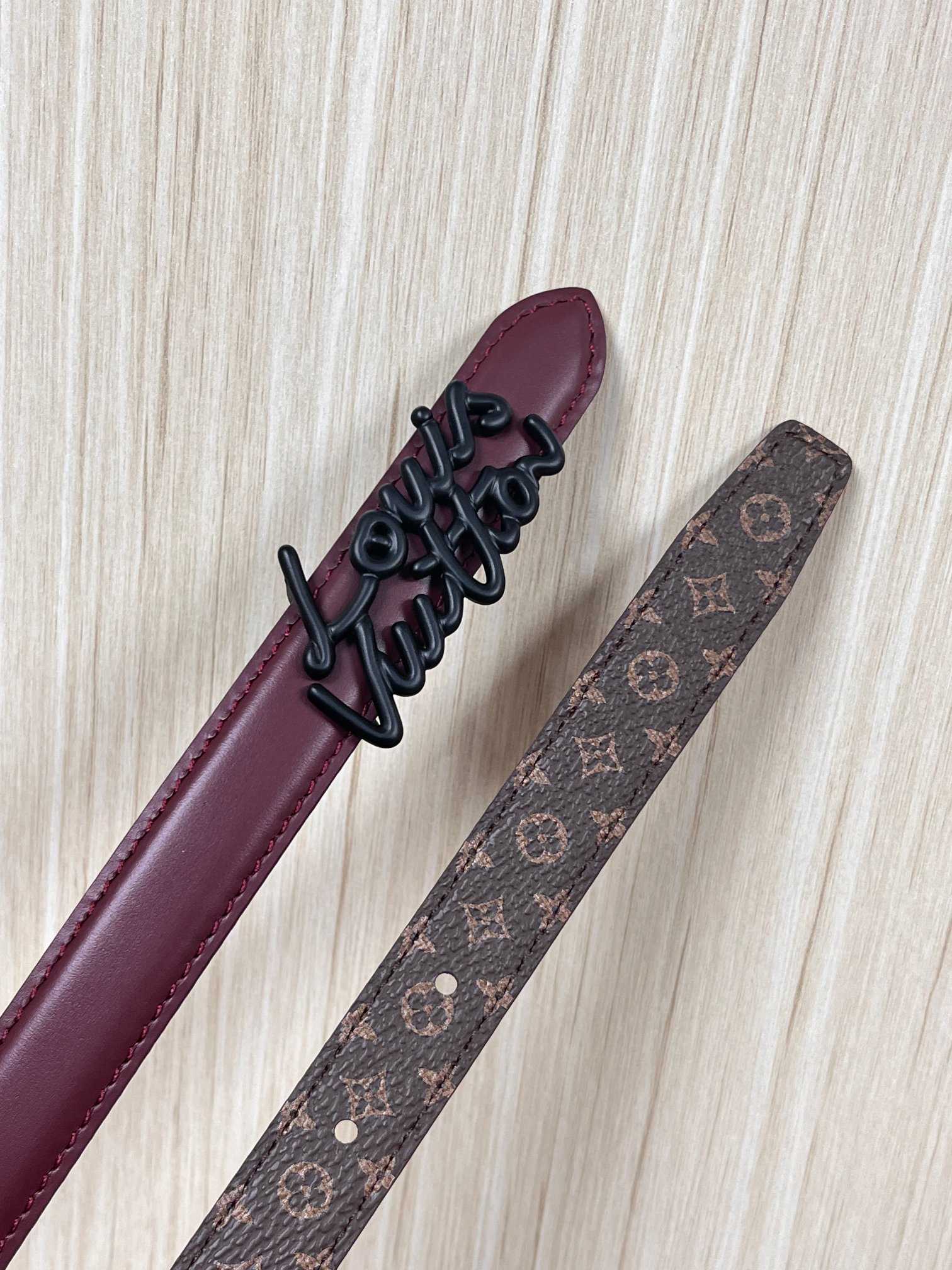 当季新款，双面腰带以华美皮革和标志性Monogram 帆布演绎两式风范，为纤细构型融入耀目LV Init