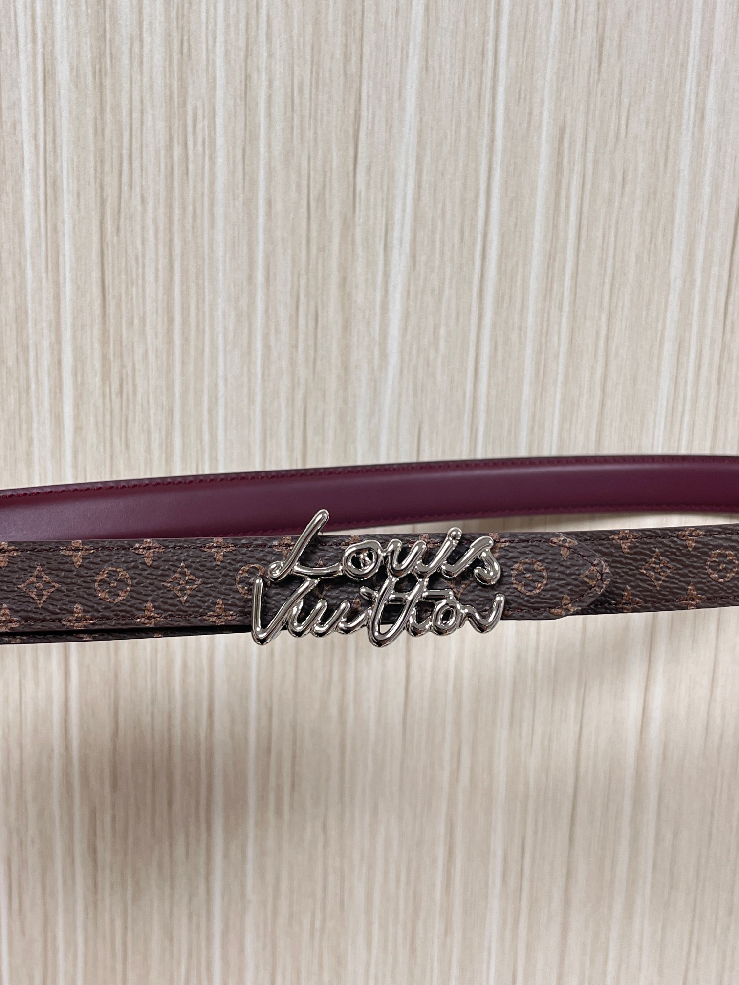 当季新款，双面腰带以华美皮革和标志性Monogram 帆布演绎两式风范，为纤细构型融入耀目LV Init
