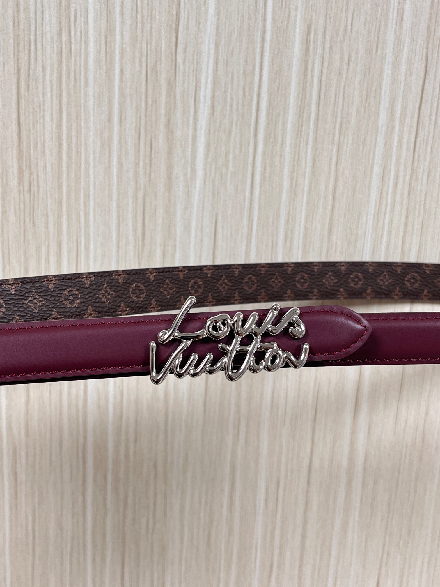 当季新款，双面腰带以华美皮革和标志性Monogram 帆布演绎两式风范，为纤细构型融入耀目LV Init