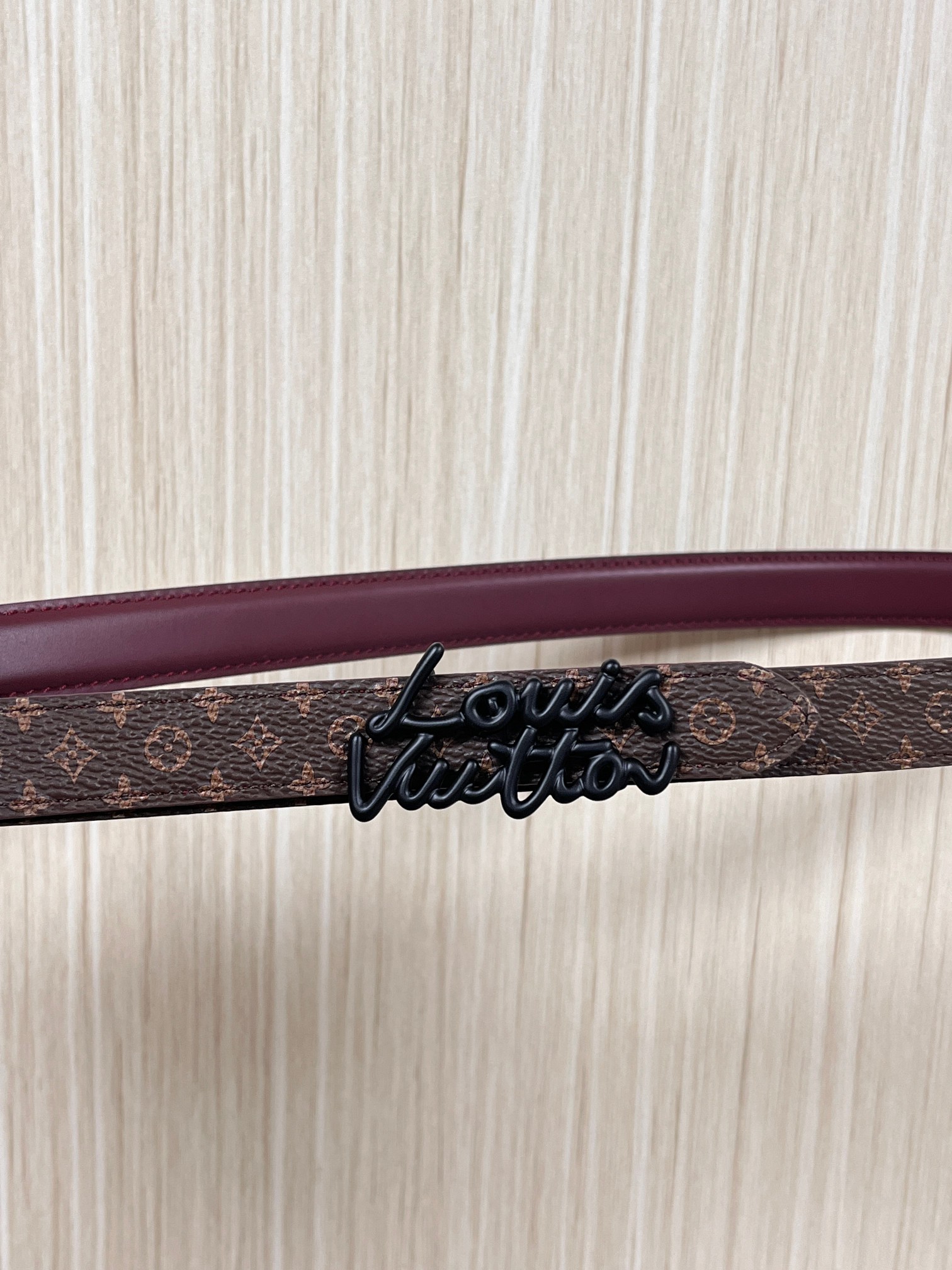 当季新款，双面腰带以华美皮革和标志性Monogram 帆布演绎两式风范，为纤细构型融入耀目LV Init
