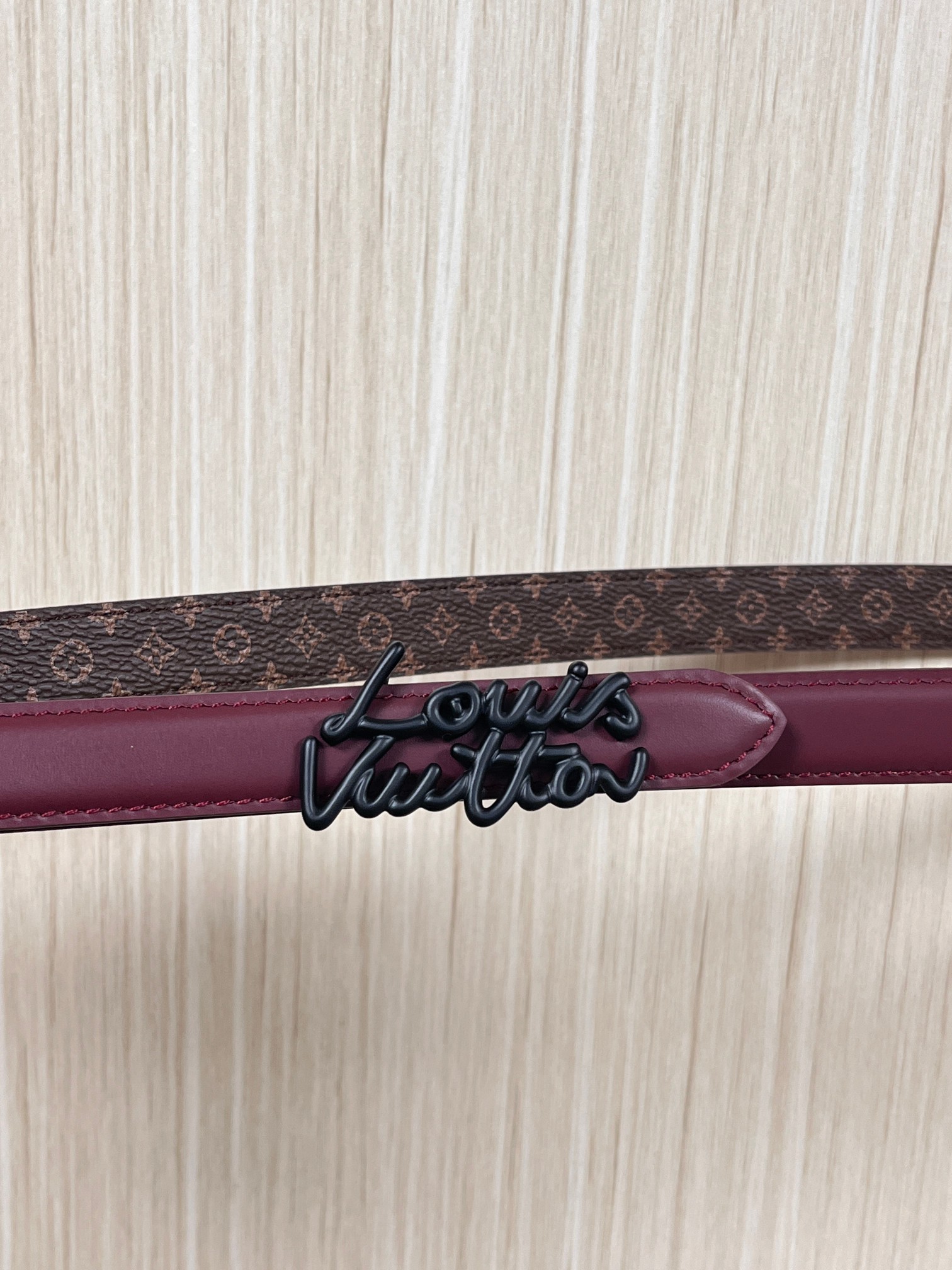 当季新款，双面腰带以华美皮革和标志性Monogram 帆布演绎两式风范，为纤细构型融入耀目LV Init