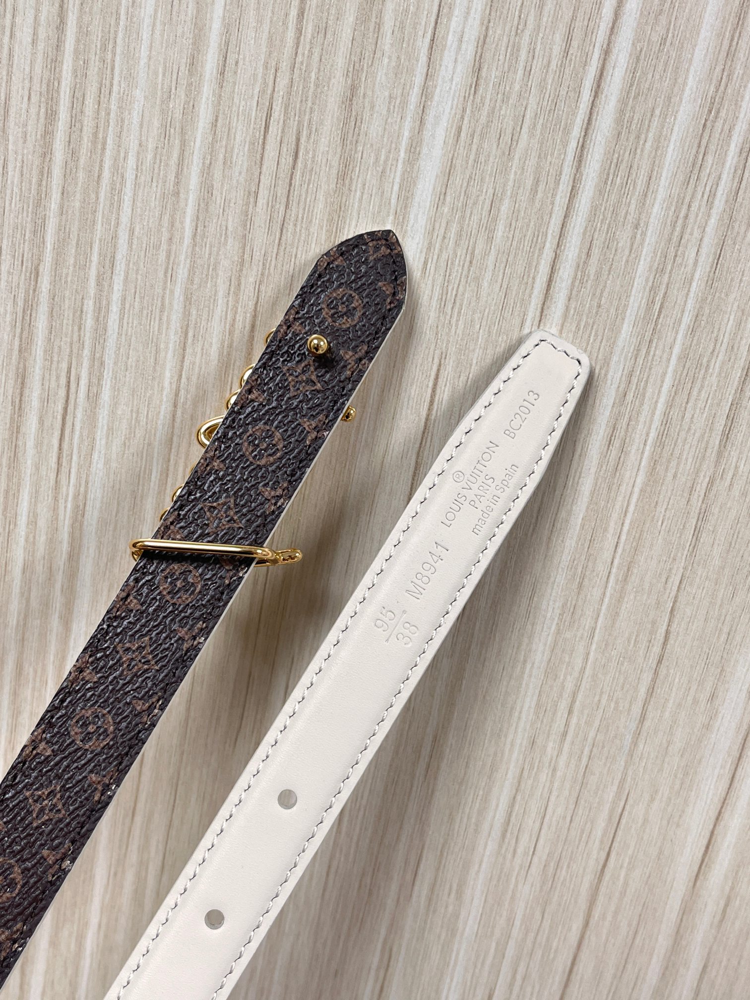 2.0宽当季新款，帆布印花，一面白色小牛皮起股带，搭配精品扣铁丝扣，官网同步。2.0宽一尖一方