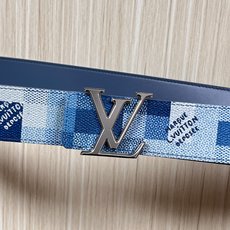 4.0宽 像素迷彩,腰带正面采用蓝调像素化棋盘格图案,既保留了品牌经典棋盘格元素,又以像素风格注入街头潮 4.0宽 像素迷彩,腰带正面采用蓝调像素化棋盘格图案,既保留了品牌经典棋盘格元素,又以像素风格注入街头潮