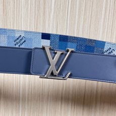 4.0宽 像素迷彩,腰带正面采用蓝调像素化棋盘格图案,既保留了品牌经典棋盘格元素,又以像素风格注入街头潮 4.0宽 像素迷彩,腰带正面采用蓝调像素化棋盘格图案,既保留了品牌经典棋盘格元素,又以像素风格注入街头潮