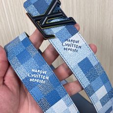 4.0宽 像素迷彩,腰带正面采用蓝调像素化棋盘格图案,既保留了品牌经典棋盘格元素,又以像素风格注入街头潮 4.0宽 像素迷彩,腰带正面采用蓝调像素化棋盘格图案,既保留了品牌经典棋盘格元素,又以像素风格注入街头潮