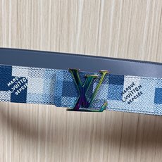 4.0宽 像素迷彩,腰带正面采用蓝调像素化棋盘格图案,既保留了品牌经典棋盘格元素,又以像素风格注入街头潮 4.0宽 像素迷彩,腰带正面采用蓝调像素化棋盘格图案,既保留了品牌经典棋盘格元素,又以像素风格注入街头潮