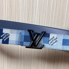 4.0宽 像素迷彩,腰带正面采用蓝调像素化棋盘格图案,既保留了品牌经典棋盘格元素,又以像素风格注入街头潮 4.0宽 像素迷彩,腰带正面采用蓝调像素化棋盘格图案,既保留了品牌经典棋盘格元素,又以像素风格注入街头潮