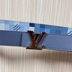 4.0宽 像素迷彩,腰带正面采用蓝调像素化棋盘格图案,既保留了品牌经典棋盘格元素,又以像素风格注入街头潮 4.0宽 像素迷彩,腰带正面采用蓝调像素化棋盘格图案,既保留了品牌经典棋盘格元素,又以像素风格注入街头潮