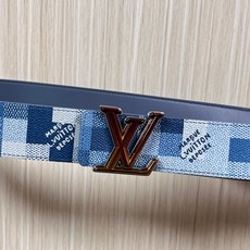 4.0宽 像素迷彩,腰带正面采用蓝调像素化棋盘格图案,既保留了品牌经典棋盘格元素,又以像素风格注入街头潮 4.0宽 像素迷彩,腰带正面采用蓝调像素化棋盘格图案,既保留了品牌经典棋盘格元素,又以像素风格注入街头潮