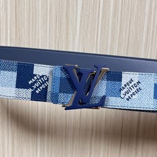 4.0宽 像素迷彩,腰带正面采用蓝调像素化棋盘格图案,既保留了品牌经典棋盘格元素,又以像素风格注入街头潮 4.0宽 像素迷彩,腰带正面采用蓝调像素化棋盘格图案,既保留了品牌经典棋盘格元素,又以像素风格注入街头潮