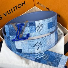 4.0宽 像素迷彩,腰带正面采用蓝调像素化棋盘格图案,既保留了品牌经典棋盘格元素,又以像素风格注入街头潮 4.0宽 像素迷彩,腰带正面采用蓝调像素化棋盘格图案,既保留了品牌经典棋盘格元素,又以像素风格注入街头潮