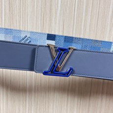 4.0宽 像素迷彩,腰带正面采用蓝调像素化棋盘格图案,既保留了品牌经典棋盘格元素,又以像素风格注入街头潮 4.0宽 像素迷彩,腰带正面采用蓝调像素化棋盘格图案,既保留了品牌经典棋盘格元素,又以像素风格注入街头潮