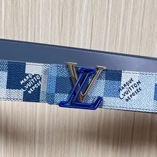 4.0宽 像素迷彩,腰带正面采用蓝调像素化棋盘格图案,既保留了品牌经典棋盘格元素,又以像素风格注入街头潮 4.0宽 像素迷彩,腰带正面采用蓝调像素化棋盘格图案,既保留了品牌经典棋盘格元素,又以像素风格注入街头潮
