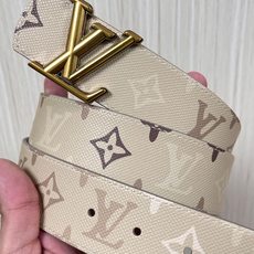 当季新款 LV Dimension Monogran SurPlus 双面腰带以大胆笔触诠释日常中性风尚 当季新款 LV Dimension Monogran SurPlus 双面腰带以大胆笔触诠释日常中性风尚