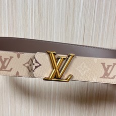 当季新款 LV Dimension Monogran SurPlus 双面腰带以大胆笔触诠释日常中性风尚 当季新款 LV Dimension Monogran SurPlus 双面腰带以大胆笔触诠释日常中性风尚