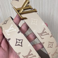 当季新款 LV Dimension Monogran SurPlus 双面腰带以大胆笔触诠释日常中性风尚 当季新款 LV Dimension Monogran SurPlus 双面腰带以大胆笔触诠释日常中性风尚