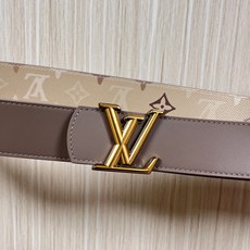 当季新款 LV Dimension Monogran SurPlus 双面腰带以大胆笔触诠释日常中性风尚 当季新款 LV Dimension Monogran SurPlus 双面腰带以大胆笔触诠释日常中性风尚