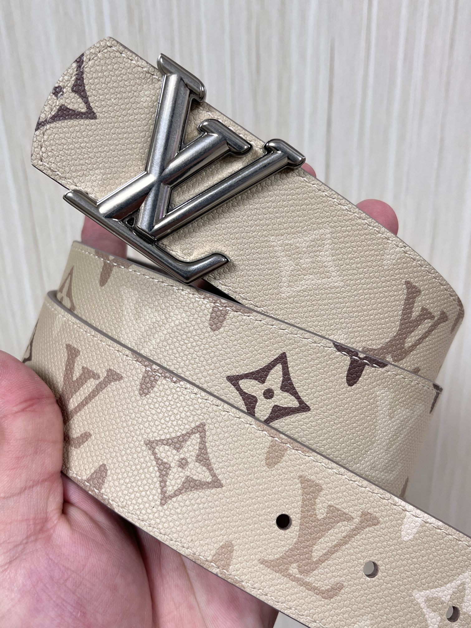 当季新款 LV Dimension Monogran SurPlus 双面腰带以大胆笔触诠释日常中性风尚