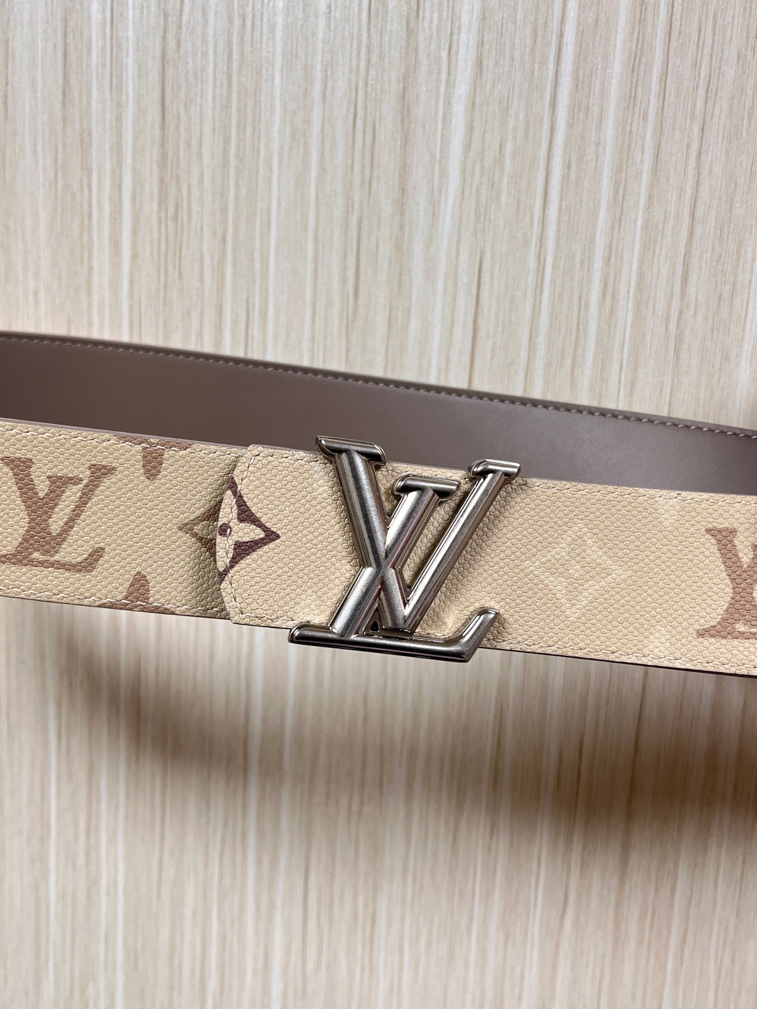 当季新款 LV Dimension Monogran SurPlus 双面腰带以大胆笔触诠释日常中性风尚