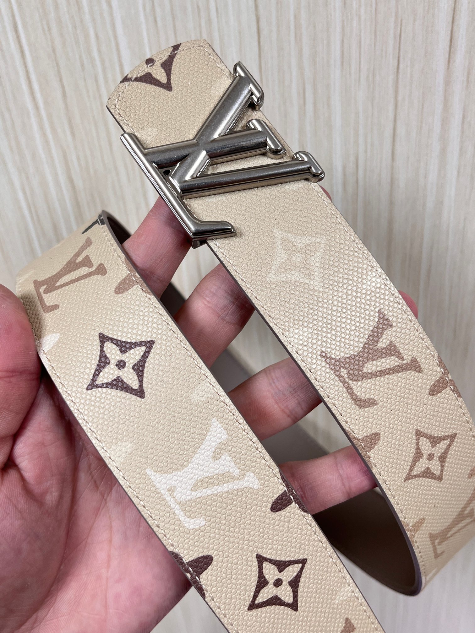 当季新款 LV Dimension Monogran SurPlus 双面腰带以大胆笔触诠释日常中性风尚