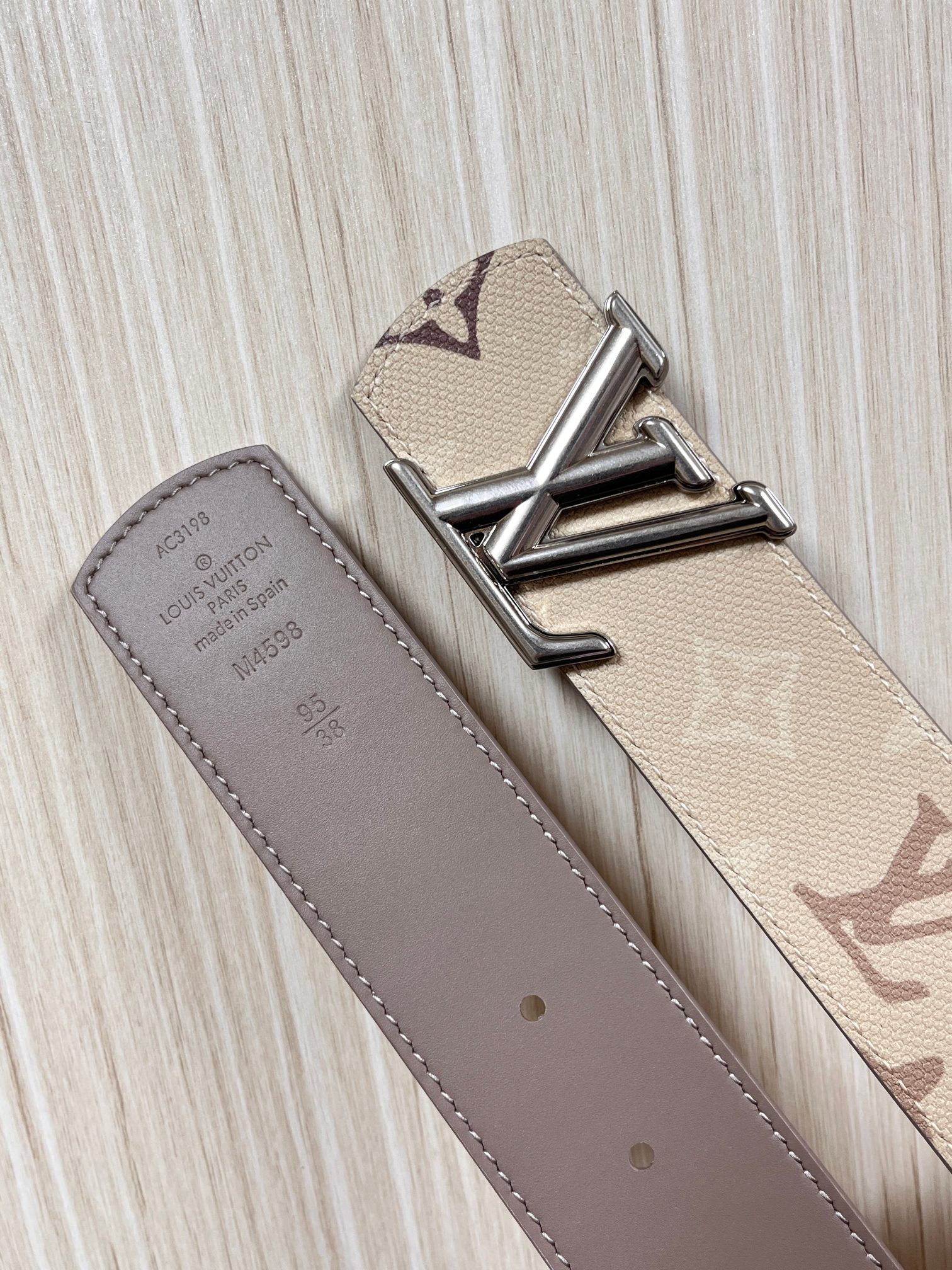当季新款 LV Dimension Monogran SurPlus 双面腰带以大胆笔触诠释日常中性风尚