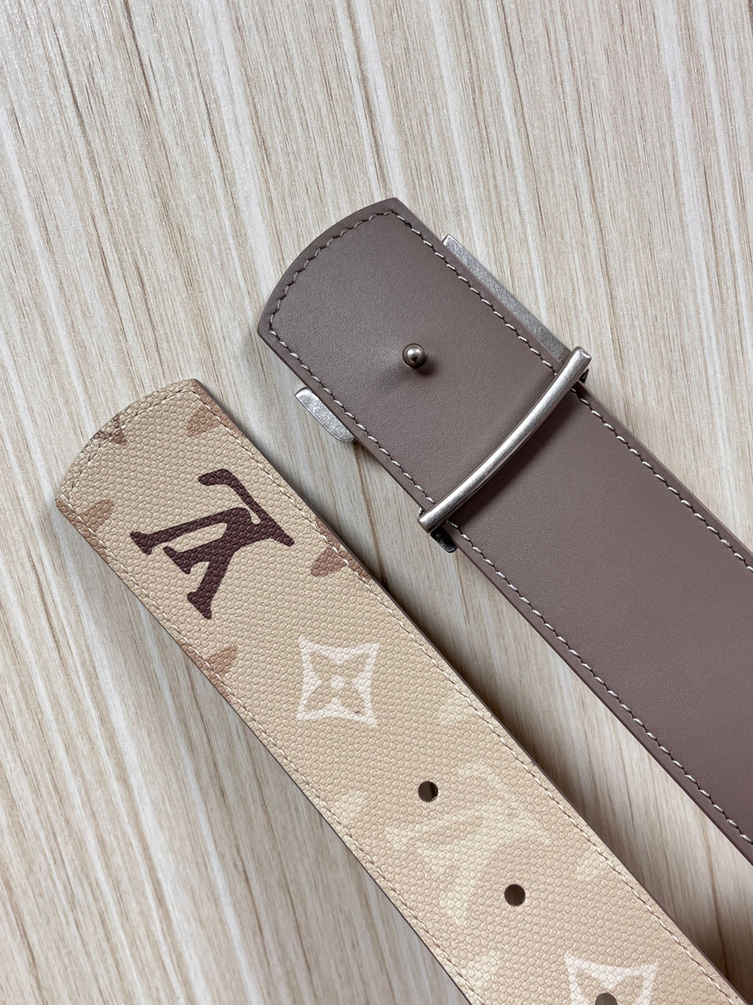 当季新款 LV Dimension Monogran SurPlus 双面腰带以大胆笔触诠释日常中性风尚