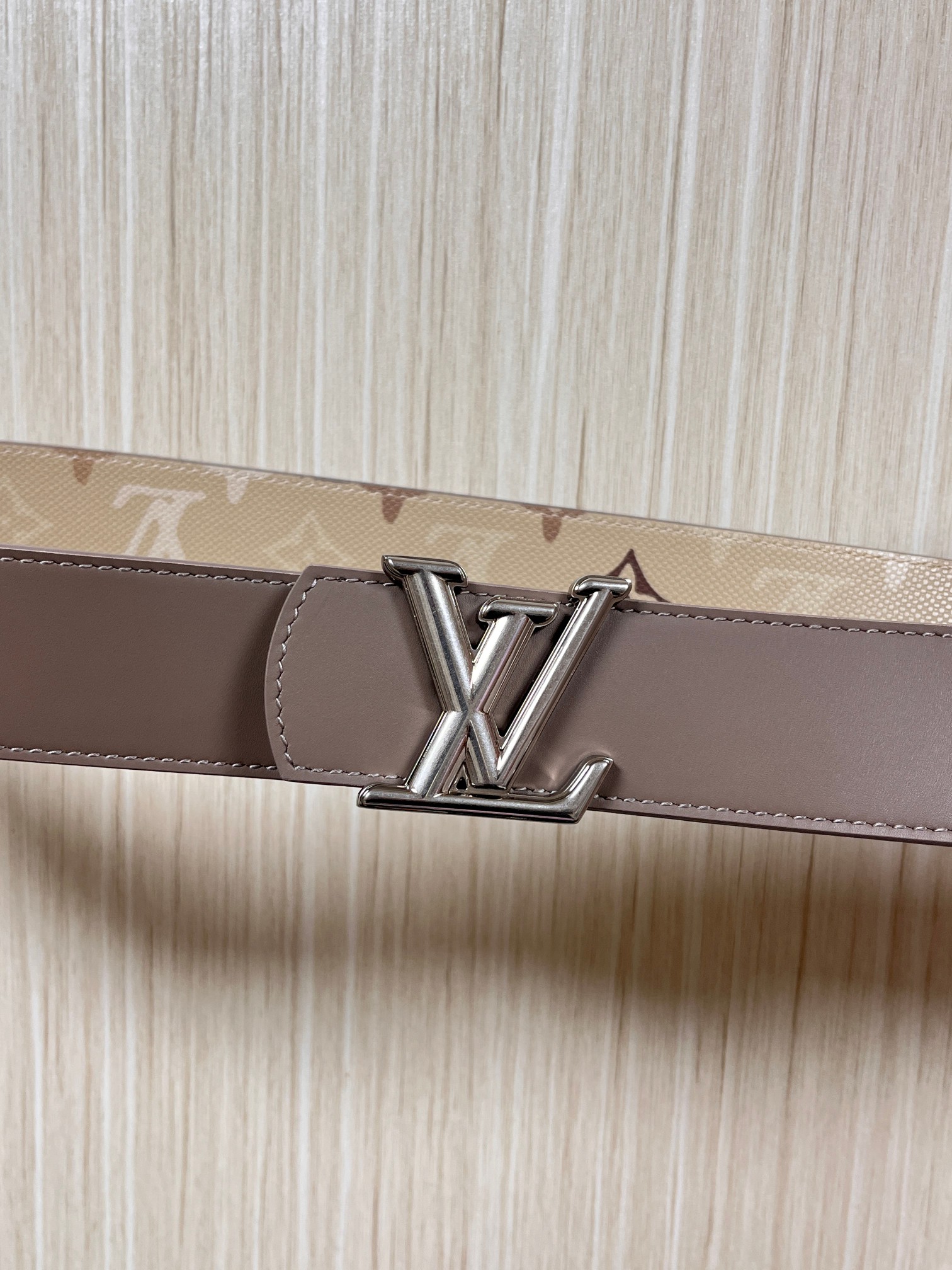 当季新款 LV Dimension Monogran SurPlus 双面腰带以大胆笔触诠释日常中性风尚