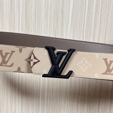 当季新款 LV Dimension Monogran SurPlus 双面腰带以大胆笔触诠释日常中性风尚 当季新款 LV Dimension Monogran SurPlus 双面腰带以大胆笔触诠释日常中性风尚