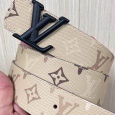 当季新款 LV Dimension Monogran SurPlus 双面腰带以大胆笔触诠释日常中性风尚 当季新款 LV Dimension Monogran SurPlus 双面腰带以大胆笔触诠释日常中性风尚