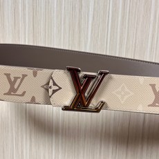 当季新款 LV Dimension Monogran SurPlus 双面腰带以大胆笔触诠释日常中性风尚 当季新款 LV Dimension Monogran SurPlus 双面腰带以大胆笔触诠释日常中性风尚