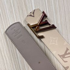 当季新款 LV Dimension Monogran SurPlus 双面腰带以大胆笔触诠释日常中性风尚 当季新款 LV Dimension Monogran SurPlus 双面腰带以大胆笔触诠释日常中性风尚