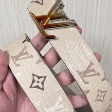 当季新款 LV Dimension Monogran SurPlus 双面腰带以大胆笔触诠释日常中性风尚 当季新款 LV Dimension Monogran SurPlus 双面腰带以大胆笔触诠释日常中性风尚