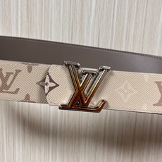 当季新款 LV Dimension Monogran SurPlus 双面腰带以大胆笔触诠释日常中性风尚 当季新款 LV Dimension Monogran SurPlus 双面腰带以大胆笔触诠释日常中性风尚