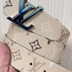 当季新款 LV Dimension Monogran SurPlus 双面腰带以大胆笔触诠释日常中性风尚 当季新款 LV Dimension Monogran SurPlus 双面腰带以大胆笔触诠释日常中性风尚