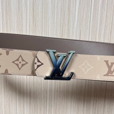当季新款 LV Dimension Monogran SurPlus 双面腰带以大胆笔触诠释日常中性风尚 当季新款 LV Dimension Monogran SurPlus 双面腰带以大胆笔触诠释日常中性风尚