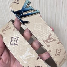 当季新款 LV Dimension Monogran SurPlus 双面腰带以大胆笔触诠释日常中性风尚 当季新款 LV Dimension Monogran SurPlus 双面腰带以大胆笔触诠释日常中性风尚