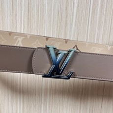 当季新款 LV Dimension Monogran SurPlus 双面腰带以大胆笔触诠释日常中性风尚 当季新款 LV Dimension Monogran SurPlus 双面腰带以大胆笔触诠释日常中性风尚