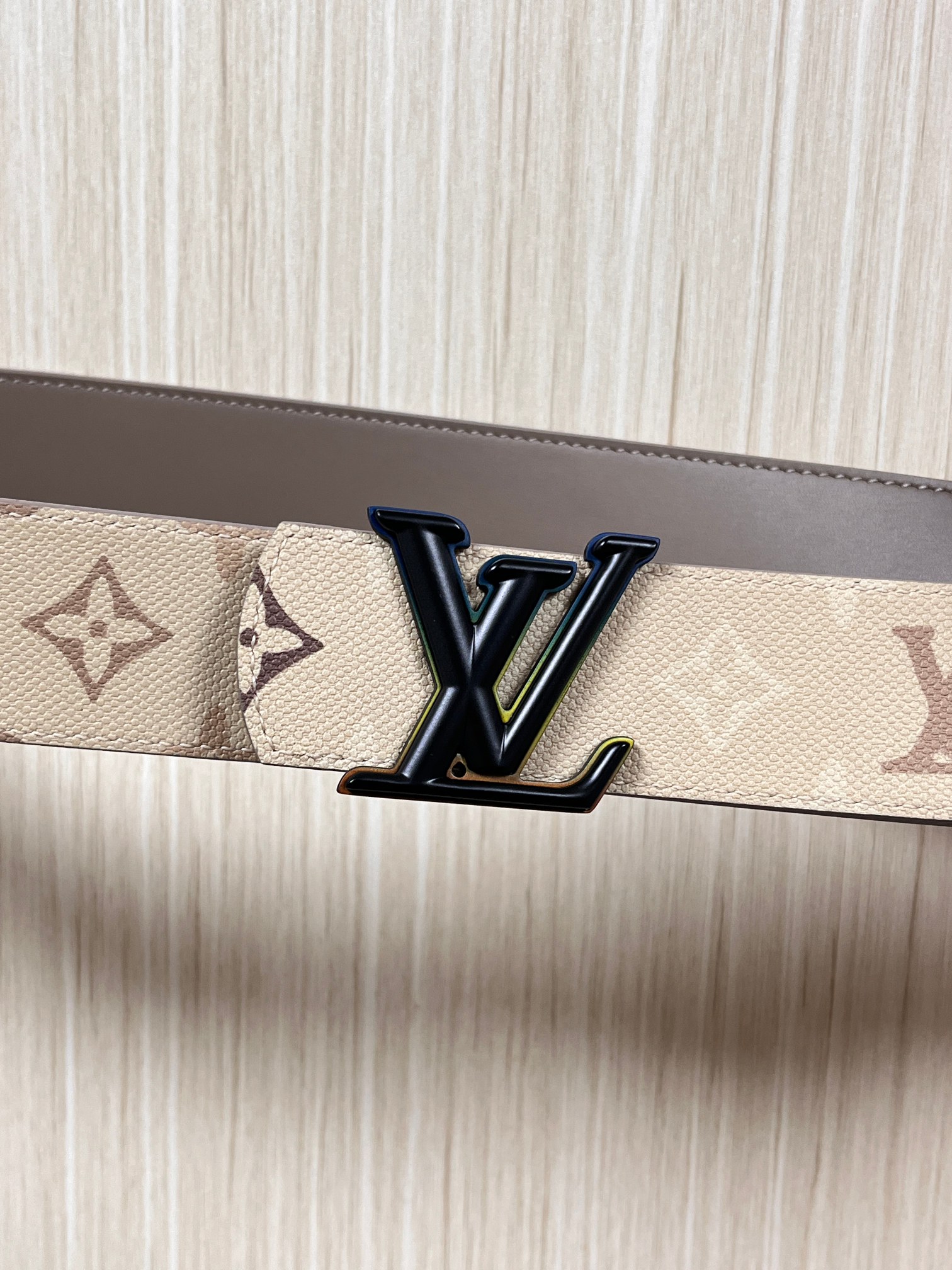 当季新款 LV Dimension Monogran SurPlus 双面腰带以大胆笔触诠释日常中性风尚