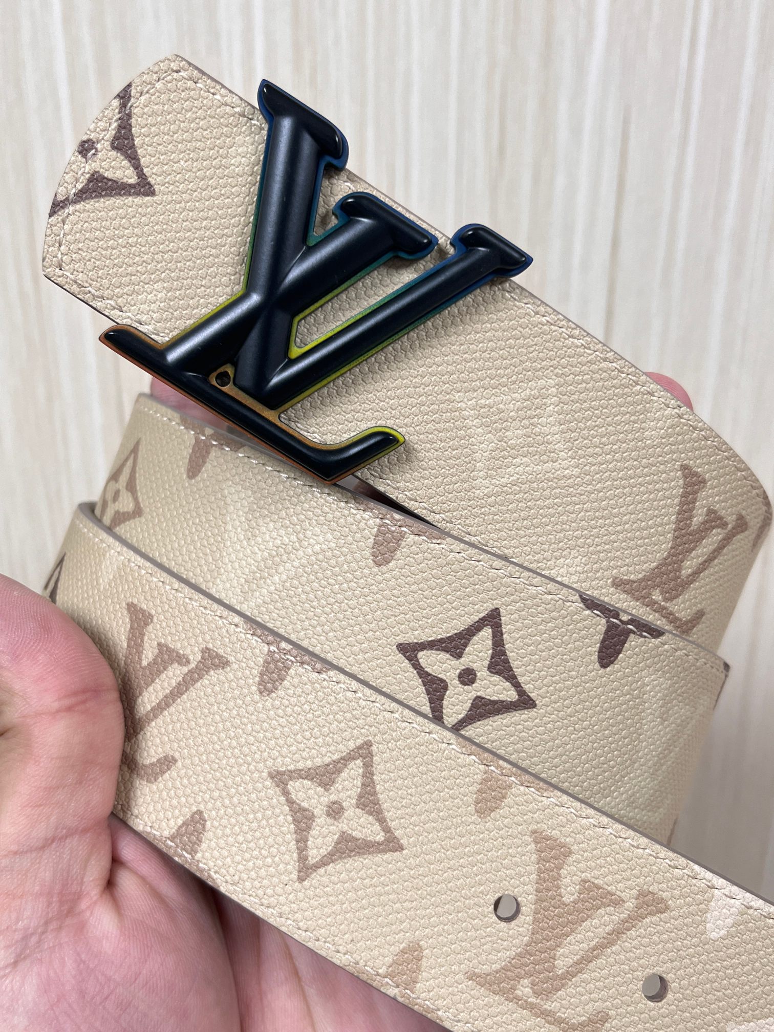 当季新款 LV Dimension Monogran SurPlus 双面腰带以大胆笔触诠释日常中性风尚