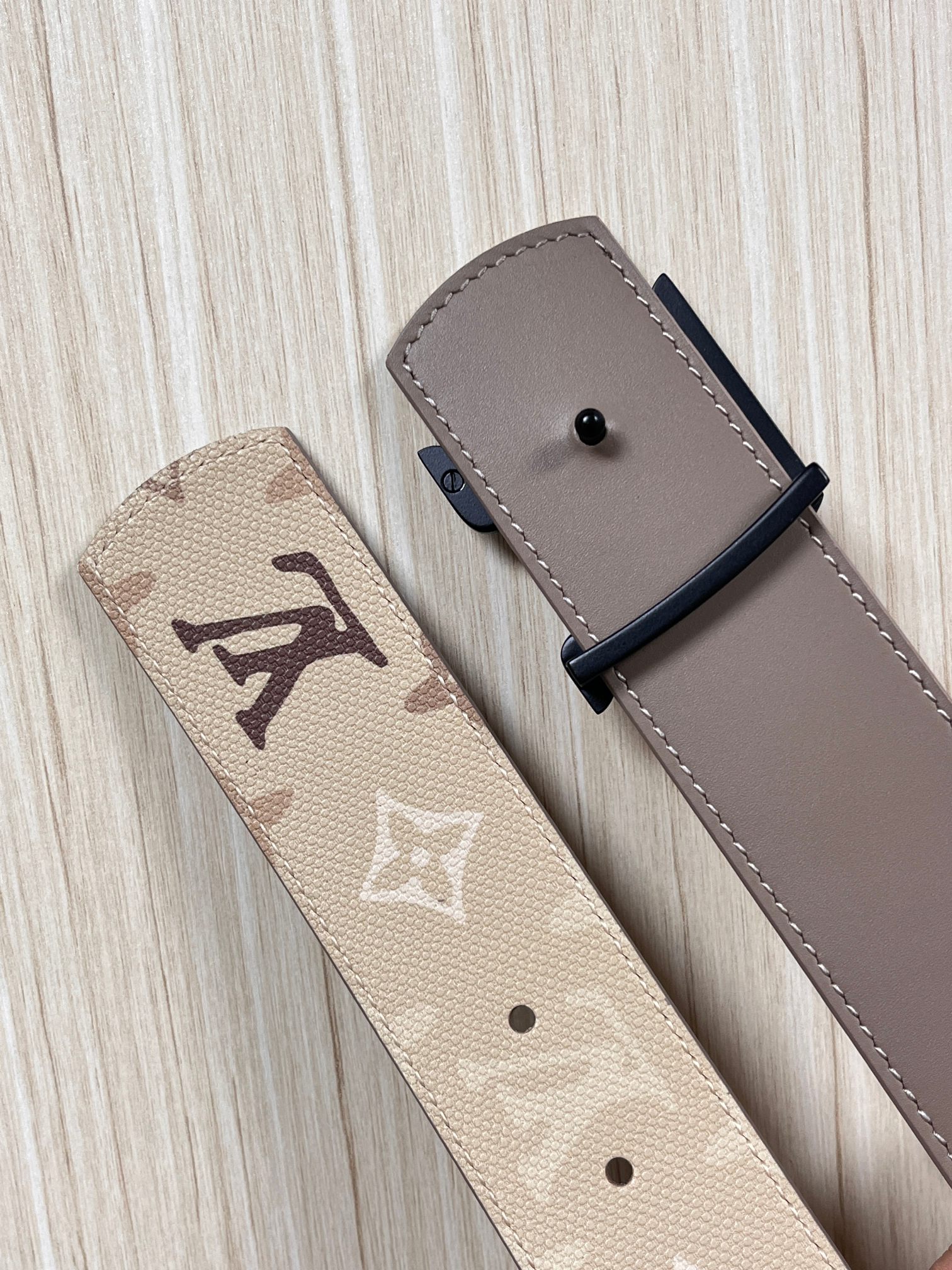 当季新款 LV Dimension Monogran SurPlus 双面腰带以大胆笔触诠释日常中性风尚